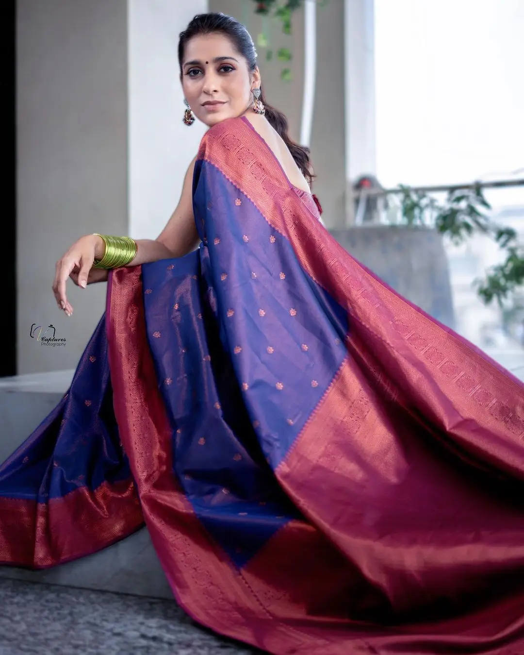 RASHMI GAUTAM IN BLUE SAREE SLEEVELESS RED BLOUSE 3